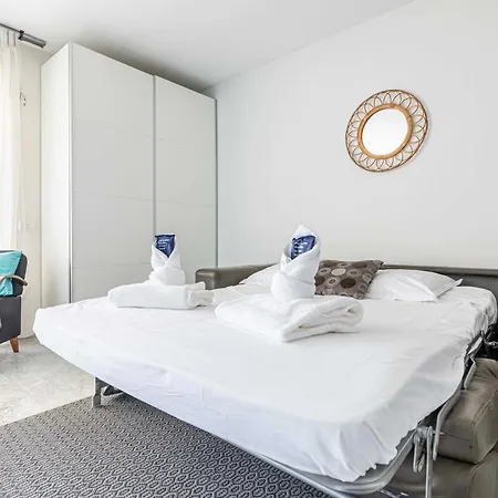 Bright With Parking Near & Old Town بيت للعطل *